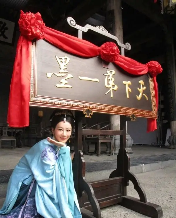 爱奇艺世界大会官宣待播剧女演员人气榜:迪丽热巴居首杨紫《家业》列第五 | 资讯配图 爱奇艺世界大会官宣待播剧女演员人气榜:迪丽热巴居首杨紫《家业》列第五 | 资讯配图