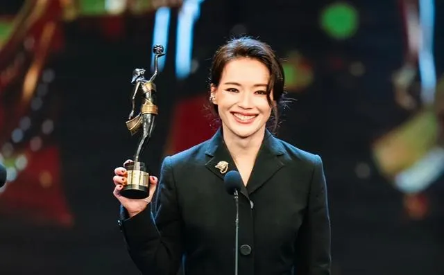 梁家辉第五次摘得金像奖影帝，廖子妤凭《像我这样的爱情》封后 | 资讯配图