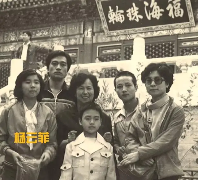 杨洁导演90年代母女合影曝光,小女儿杨云菲随《西游记》剧组成长 | 情报图 杨洁导演90年代母女合影曝光,小女儿杨云菲随《西游记》剧组成长 | 情报图