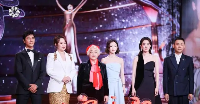 北影节红毯座次变动引发关注 张颂文边位张小斐任评委 | 资讯配图