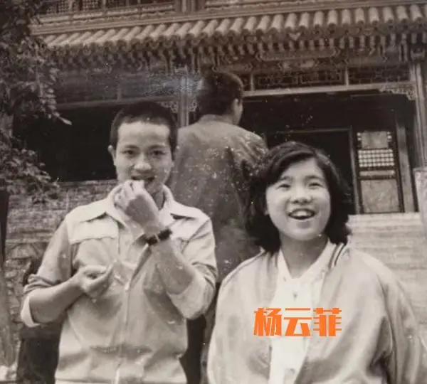 杨洁导演90年代母女合影曝光,小女儿杨云菲随《西游记》剧组成长 | 资讯配图 杨洁导演90年代母女合影曝光,小女儿杨云菲随《西游记》剧组成长 | 资讯配图