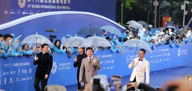 北影节红毯座次变动引发关注 张颂文边位张小斐任评委 | 情报图