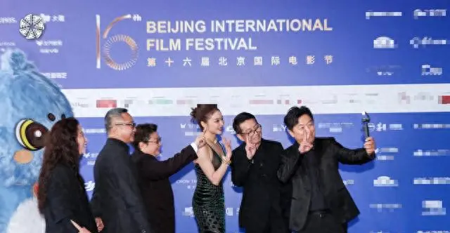 北影节红毯座次变动引发关注 张颂文边位张小斐任评委 | 细节速览