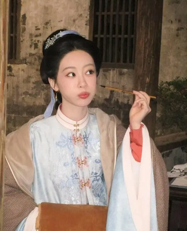 爱奇艺世界大会官宣待播剧女演员人气榜：迪丽热巴居首杨紫《家业》列第五 | 情报图