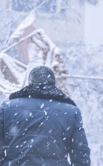 央视八套重播谍战剧《雪狼》，辛柏青饰刘栋梁演绎医生觉醒之路 | 细节速览