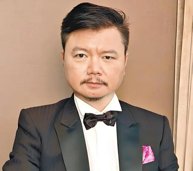 艾威出席直播签约为妻治病筹款，多隆扮演者近年转型短视频与医疗陪护 | 情报图