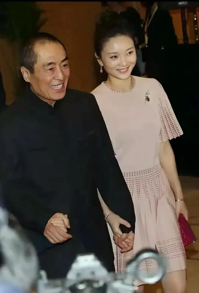 张艺谋陈婷结婚10周年，三子女成长轨迹首次集中公开 | 资讯配图