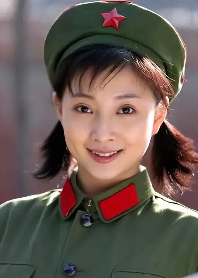 殷桃凭《人世间》郑娟二度摘金鹰：首位双金鹰视后，现实主义戏路铸就“沉默的视后” | 细节速览