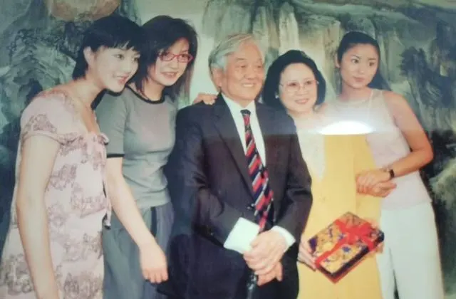 《还珠格格》紫薇包袱失而复得揭示文人价值与市井逻辑冲突 | 资讯配图