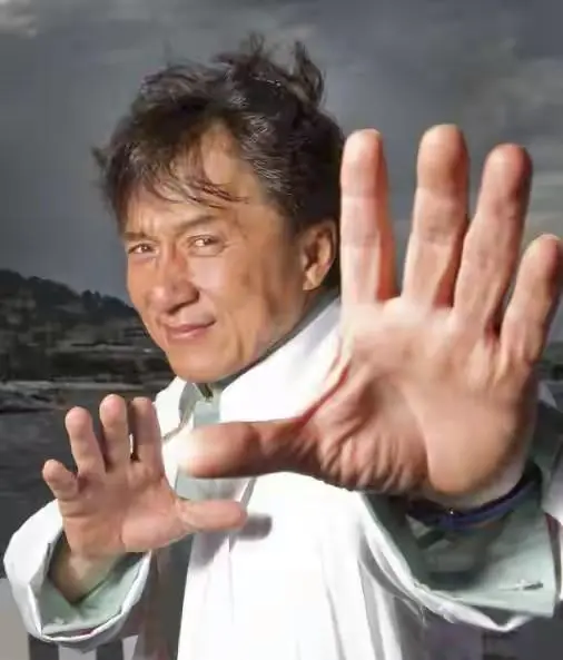 成龙拒演《尖峰时刻4》后五天内推出《图兰朵》纪念版与县域养老项目 | 资讯配图 成龙拒演《尖峰时刻4》后五天内推出《图兰朵》纪念版与县域养老项目 | 资讯配图